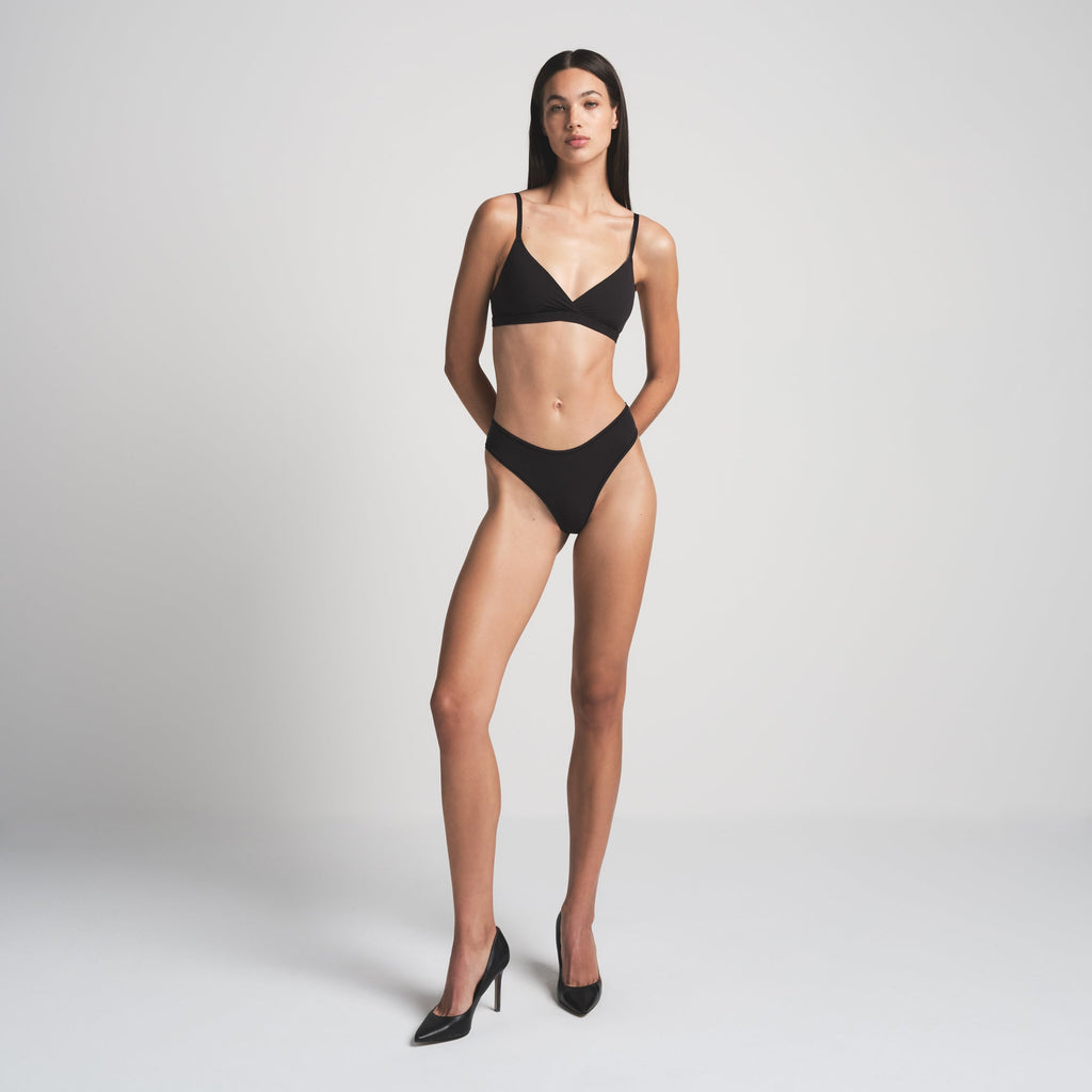 FITS EVERYBODY CROSSOVER BRALETTE | ONYX